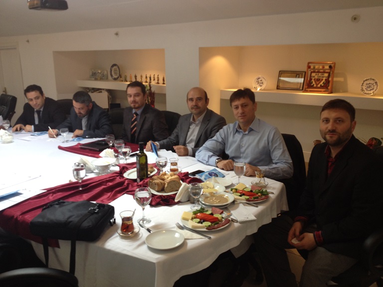 https://ydkbil.fsm.edu.tr/resimler/upload/YDKBIL-proje-ekibi-Sante-Plus-Hastanesinde-gerceklestirilen-Saglik-Sektor-Kurulu-Toplantisinda-1311013.jpg