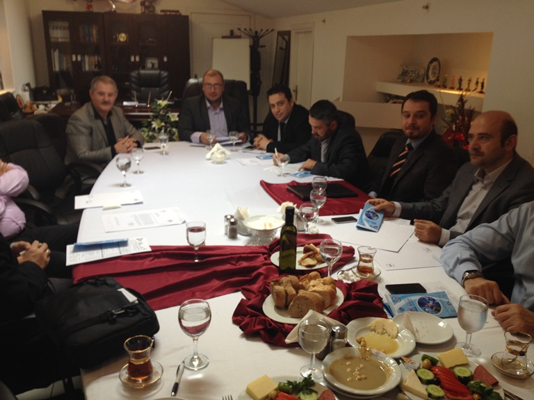 https://ydkbil.fsm.edu.tr/resimler/upload/YDKBIL-proje-ekibi-Sante-Plus-Hastanesinde-gerceklestirilen-Saglik-Sektor-Kurulu-Toplantisinda-2311013.jpg